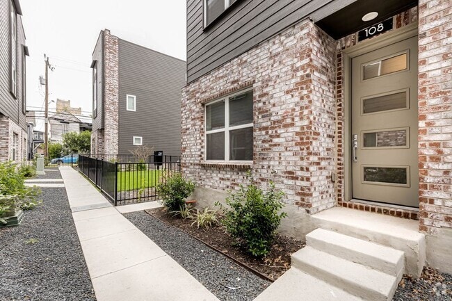 Building Photo - 210 W Poplar St