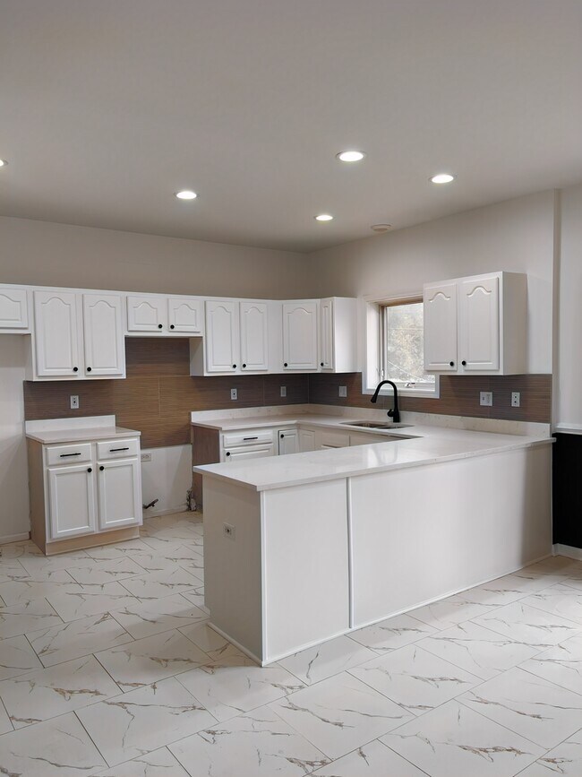 Foto del edificio - 1825 W 115th St