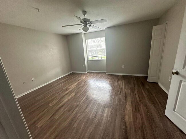 Building Photo - 13929 Fairway Island Dr