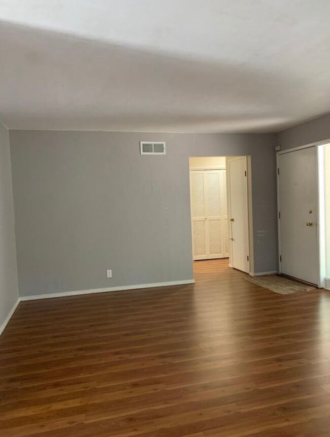 Building Photo - 256 Camelback Rd