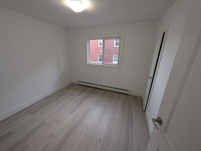 Building Photo - FULLY Renovated - Rent October 1