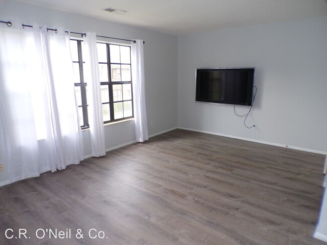 Foto del edificio - 1 br, 1 bath House - 92 Stornoway Drive W #B