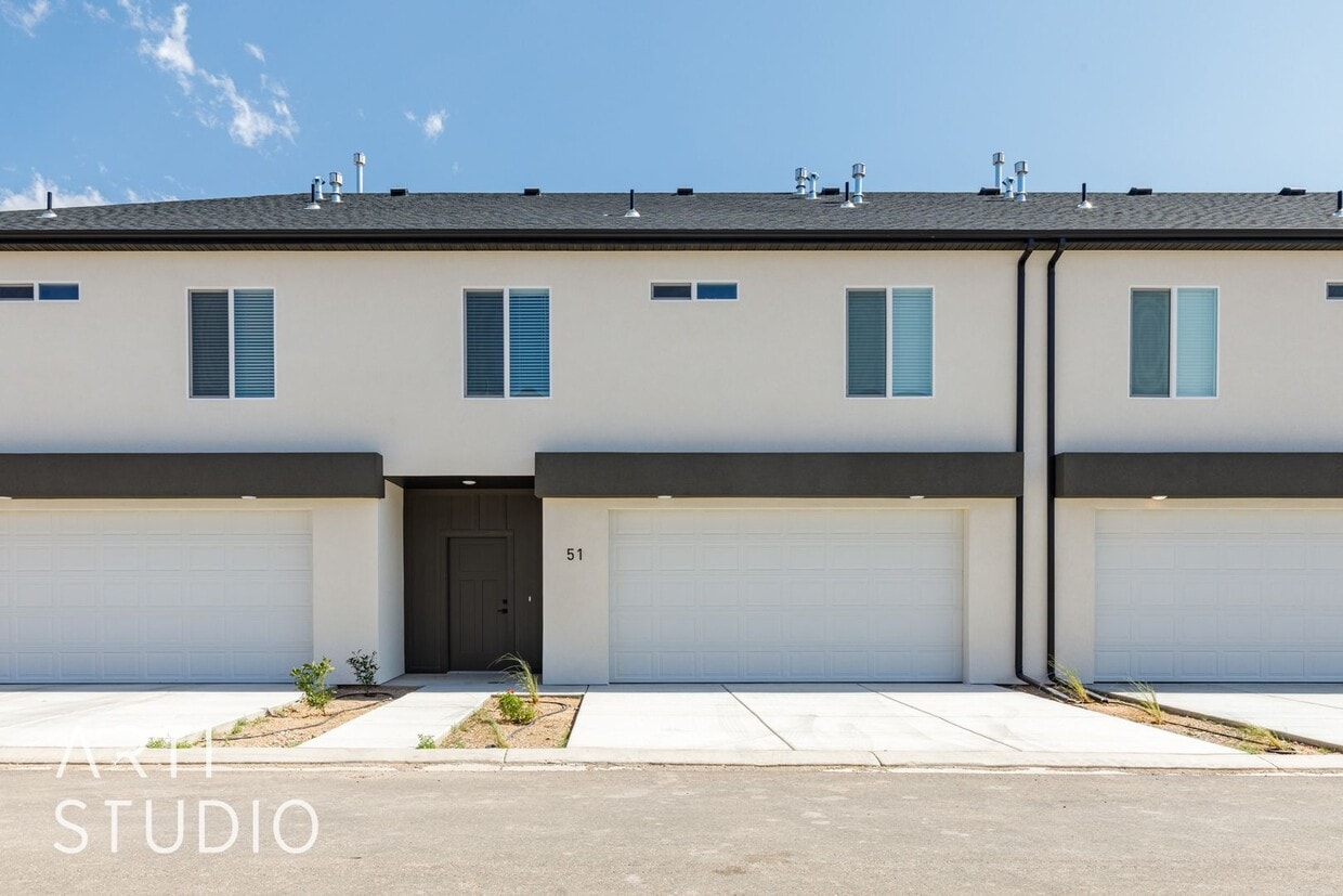 Foto principal - Brand New 3 Bed, 2.5 Bath, 2-Car Garage in...