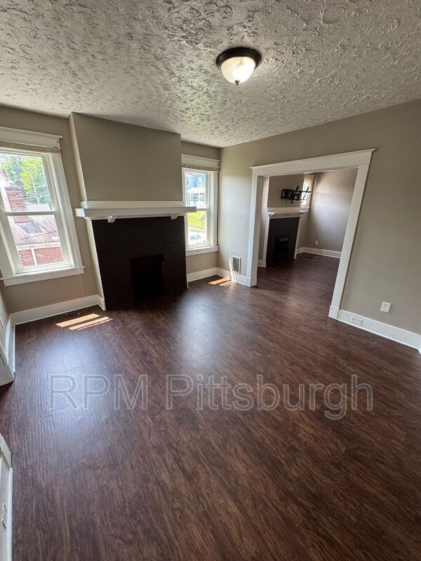 Foto del edificio - 311-313 W Burgess St