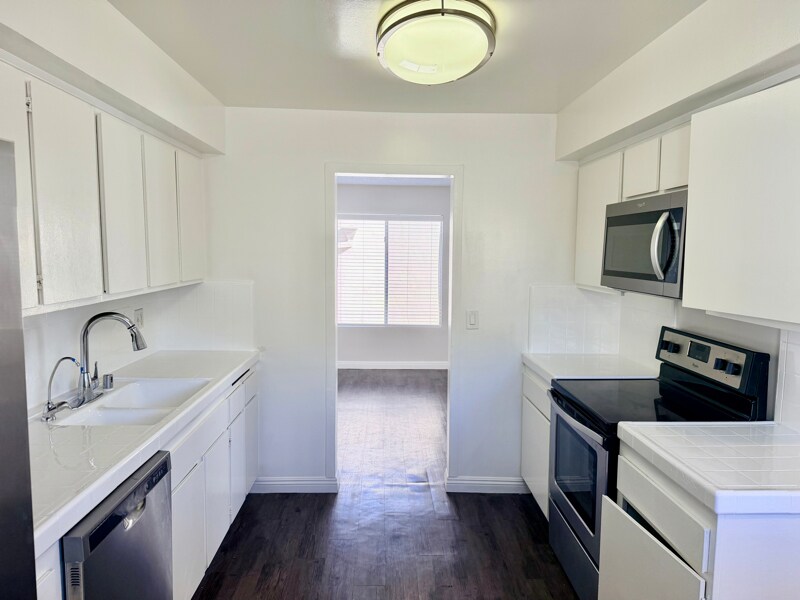 Primary Photo - 17440 Burbank Blvd