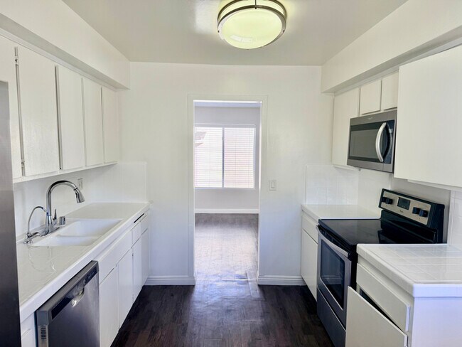 Building Photo - 17440 Burbank Blvd