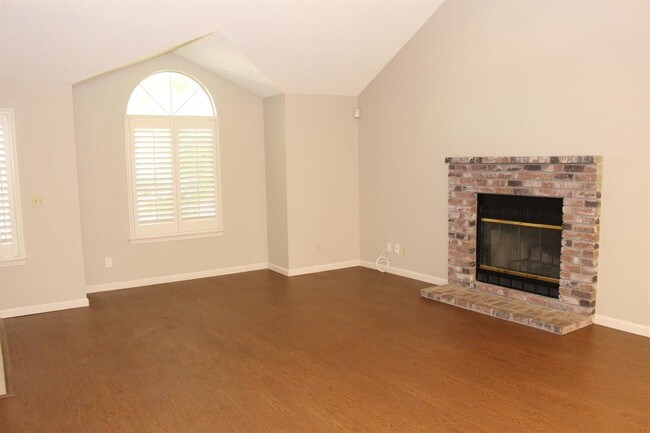 Building Photo - 1624 E Eclipse Ave