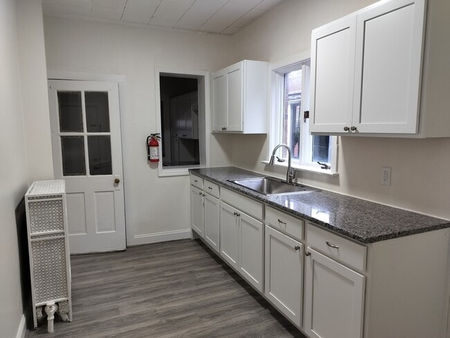 Foto del edificio - 547 Centre St