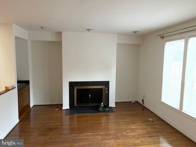 Building Photo - 5237 Strathmore Ave