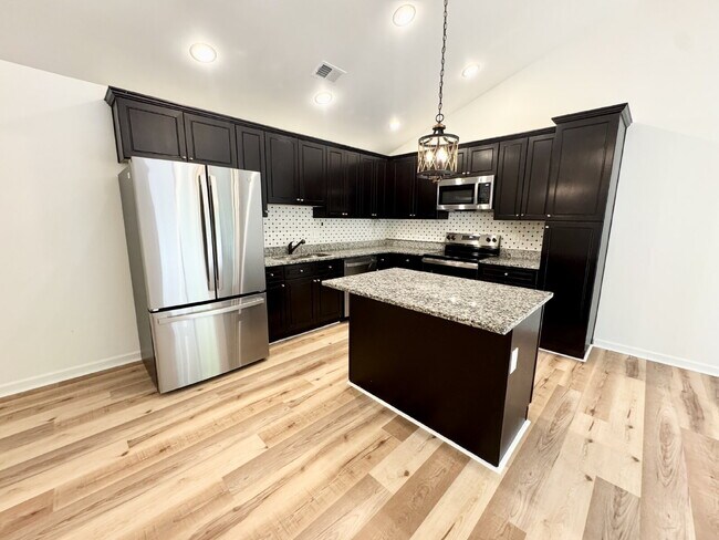 Foto del edificio - 3 Bedroom, 2 Bath w/ Immediate Availability in Walhalla