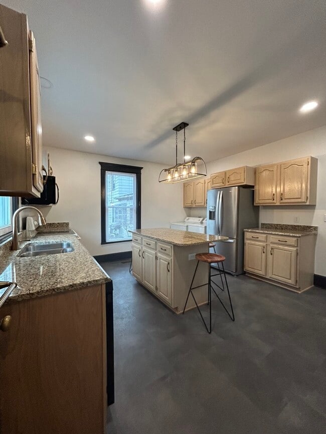 Eat In Kitchen - 407 Collicello St