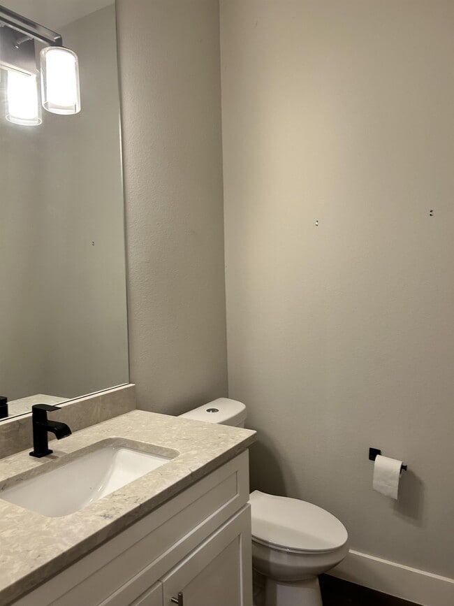 Building Photo - 204 Estates Cir