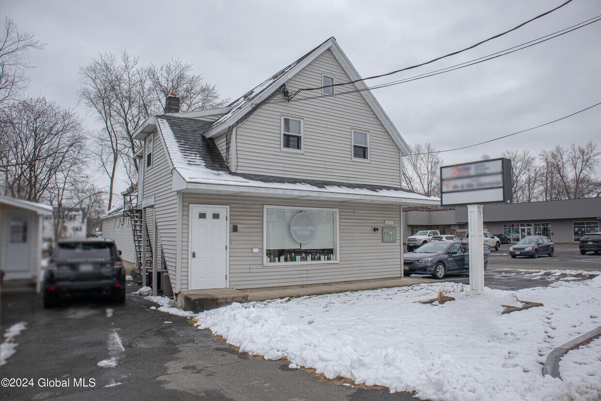 Primary Photo - 2557 Hamburg St