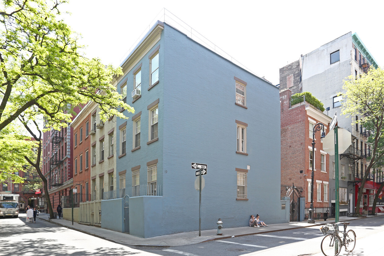 Primary Photo - 5 Minetta Ln