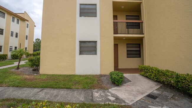 Building Photo - 2015 Coral Ridge Dr