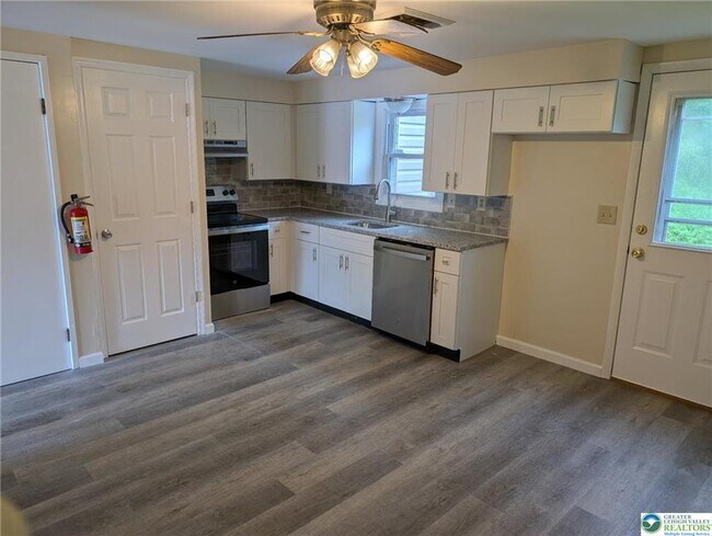 Foto del edificio - 121 E Hillcrest Ln