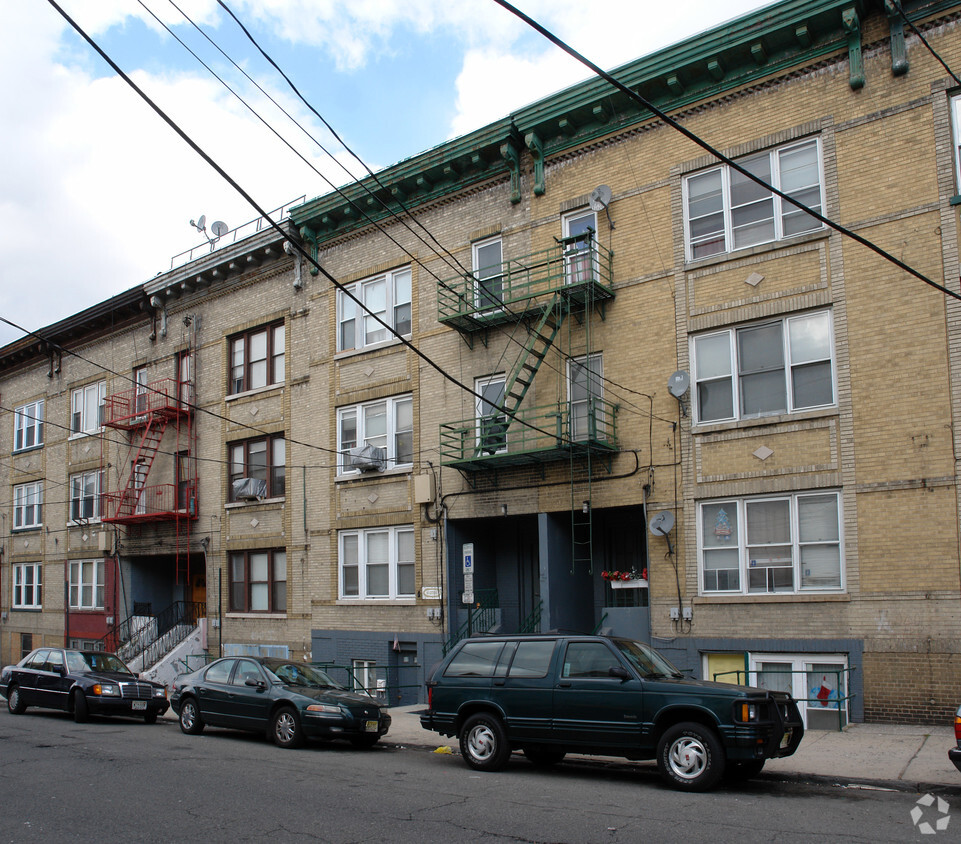 Exterior - 131 W 54th St