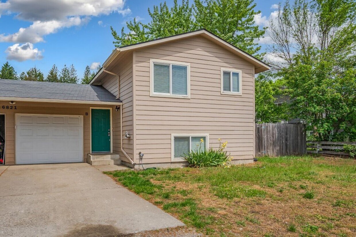 Primary Photo - 2 bed 1.5 townhome with fenced yard