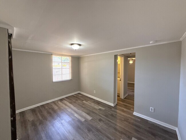 Building Photo - 2-Bedroom Duplex!