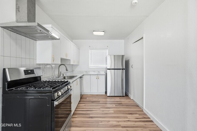 Building Photo - 8929 Robert Dr