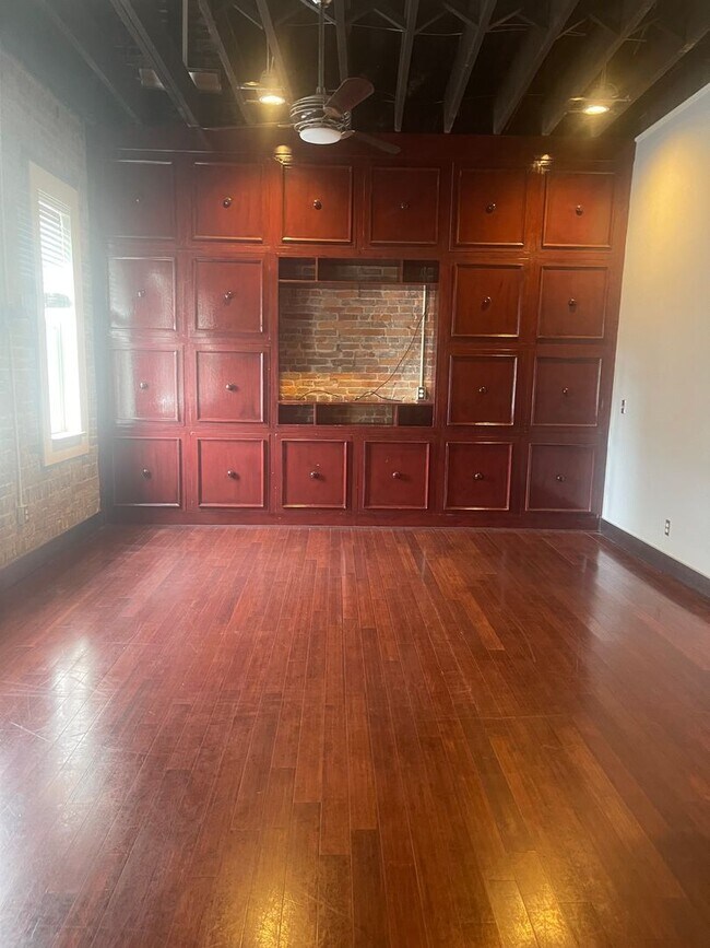 Foto del edificio - 1/2 off 1st Months rent!!! Chic Downtown Loft – 2 Bed | 1 Bath | Heart of Springfield!