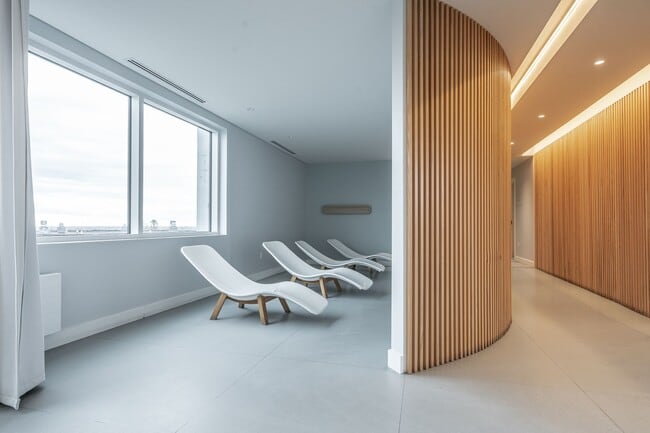 Building Photo - 4800 Maisonneuve Blvd W