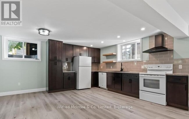 Building Photo - 557 Mary St