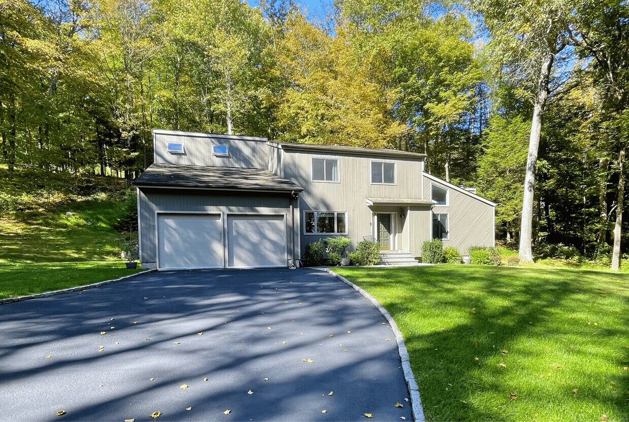 Primary Photo - 48 E Starrs Plain Rd
