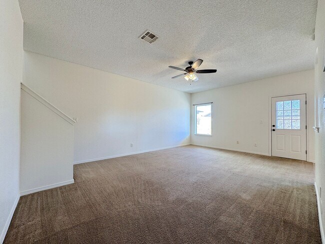 Building Photo - Northeast El Paso 5Bed/2.5Bath Refrig A/C!