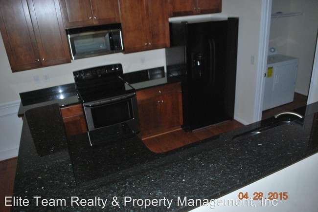 Building Photo - 3 br, 2.5 bath House - Maywood Dr 3201