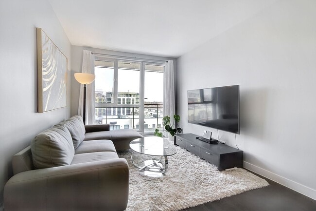 Building Photo - 905 Av. Plymouth