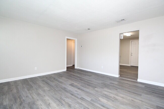 Foto del edificio - North Pensacola 2BR, 1BA Brick Duplex with Fresh Paint, Wood-Looking Flooring, Fenced Backyard.