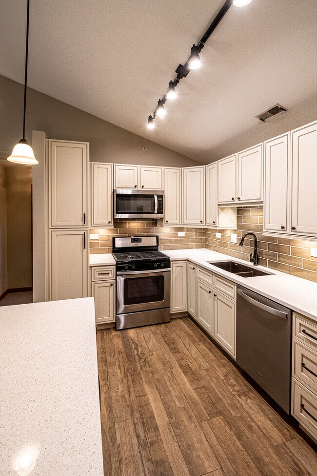 Building Photo - 5S530 Paxton Dr