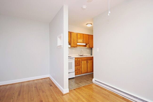 Foto del edificio - Student-Friendly Ivy Rd Apartment Near Foods of All Nations