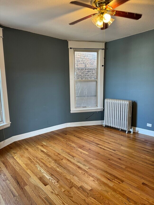 Foto del edificio - 4112 W Wellington Ave