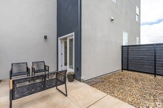 Building Photo - 805 Ashwood Ln