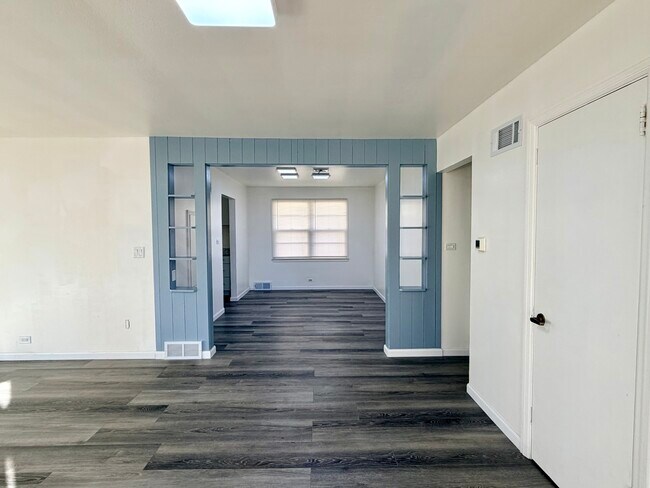 Foto del edificio - 308 S Division St