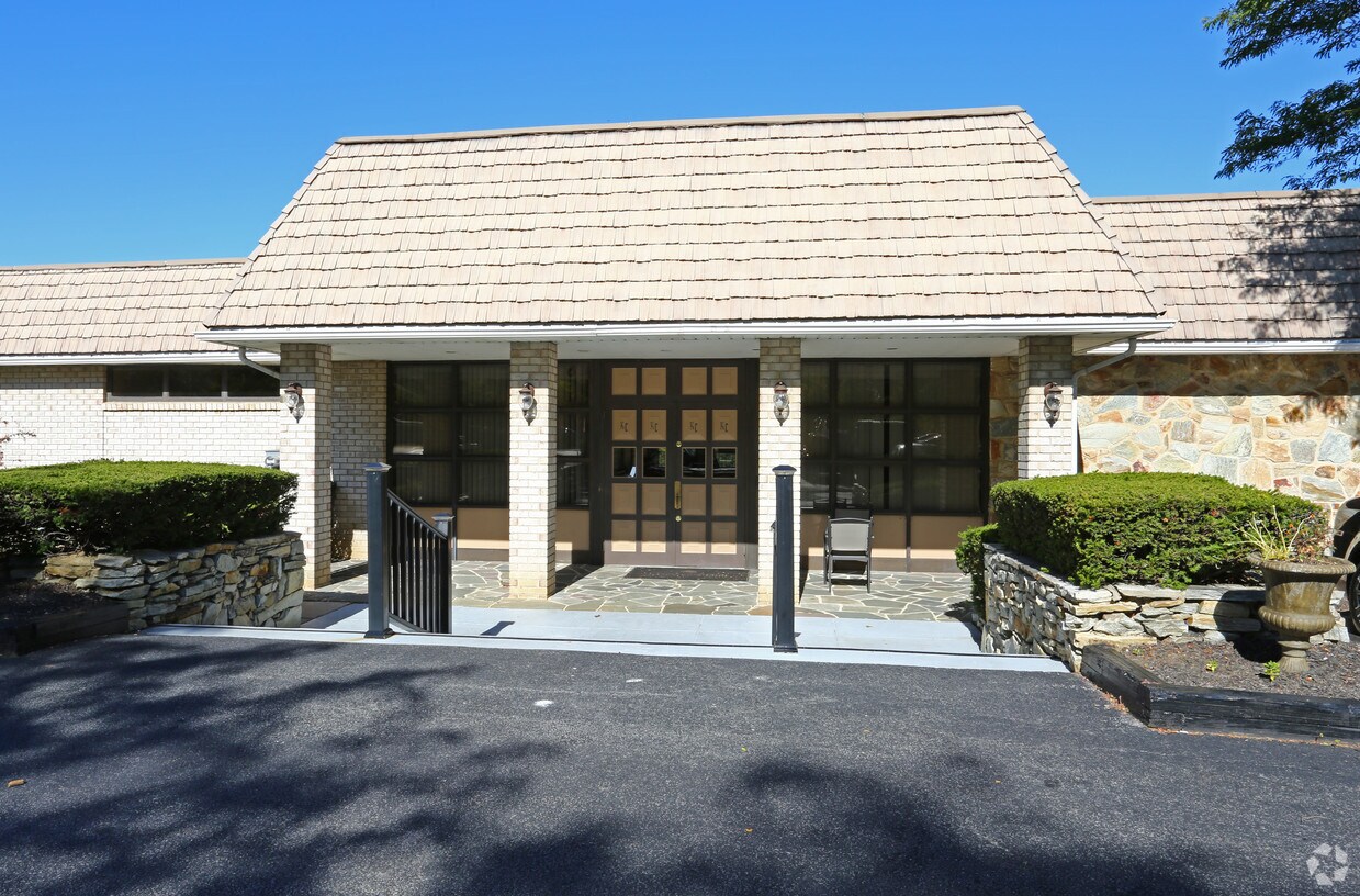 Kensington Club Apartments in Lancaster, PA