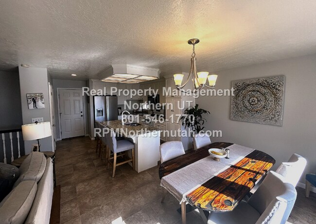 Foto del edificio - Large 5 bedroom home coming available in Layton