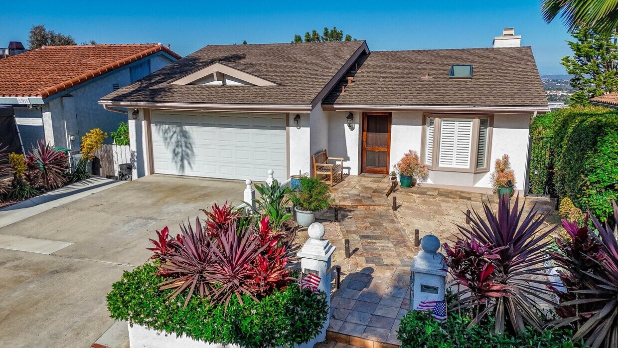 Primary Photo - Beautiful 4-bedroom, 2.5-bathroom home in ...