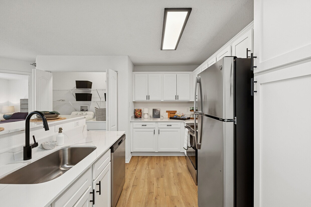 Foto principal - ReNew Town Center