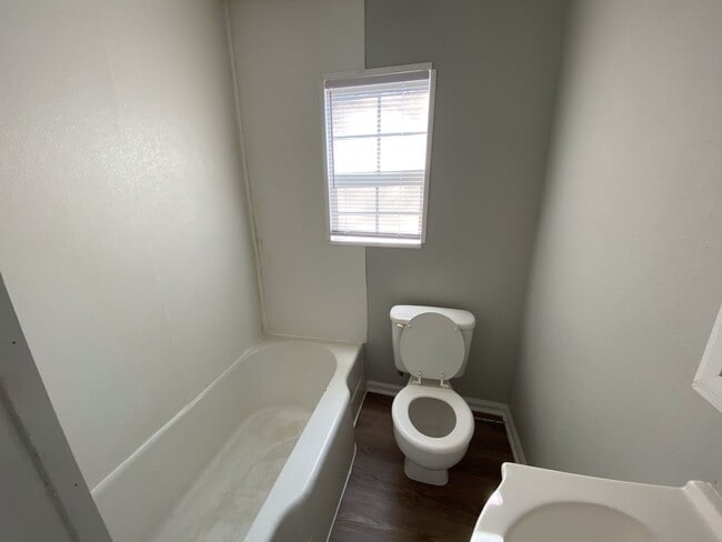 Foto del edificio - 817 W Matthews Ave