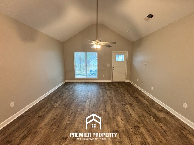 Foto del edificio - Charming 3BR Home with Vaulted Ceilings, Stainless Steel Kitchen & Fenced Yard in Odenville
