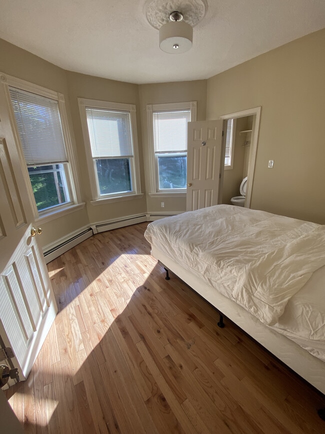 Building Photo - 17 Burney