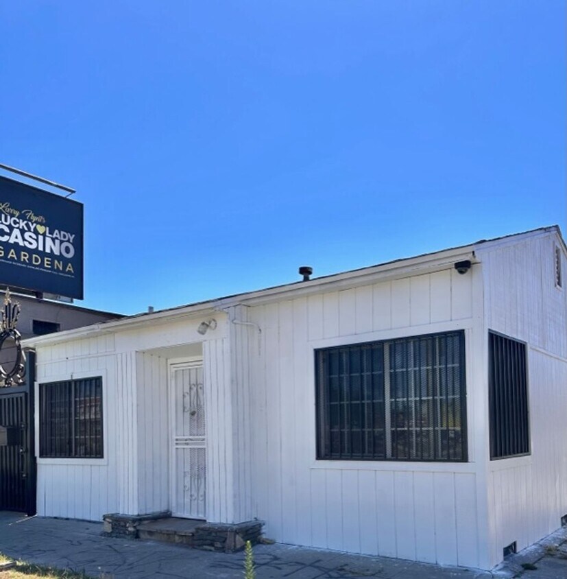 Foto principal - 6551 S Vermont Ave