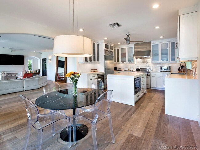 Building Photo - 445 E Dilido Dr