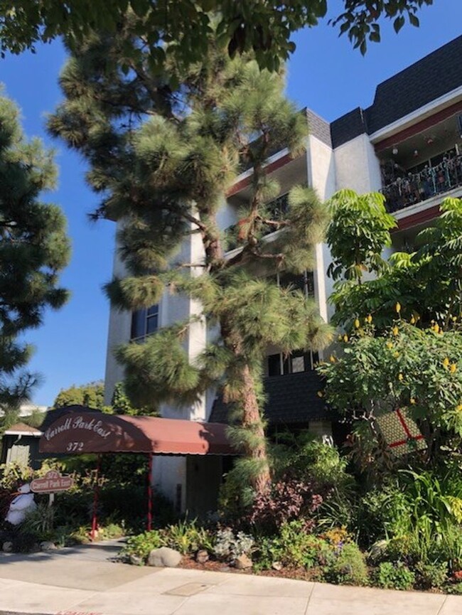 Building Photo - Sophisticated 1 bedroom with Gated Parking...