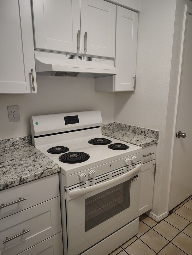 Foto del edificio - COMING SOON - Recently updated 2 bed -1 bath aprox 800 sq ft 2nd and Montano