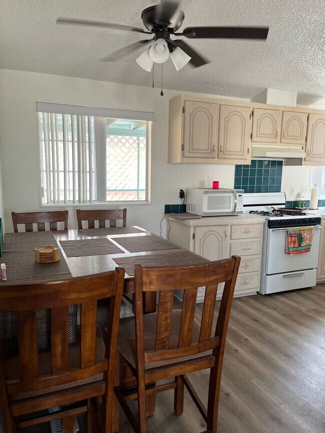 Building Photo - VACATION RENTAL -- 2 Bedroom 2 Bath