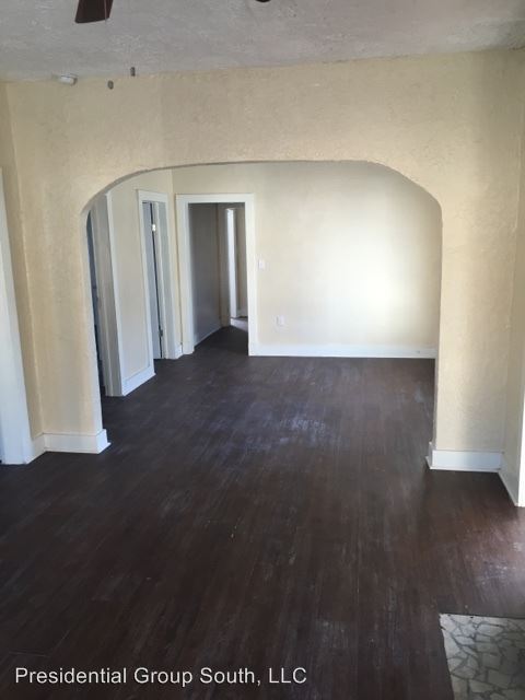 Building Photo - 806 Bentley St